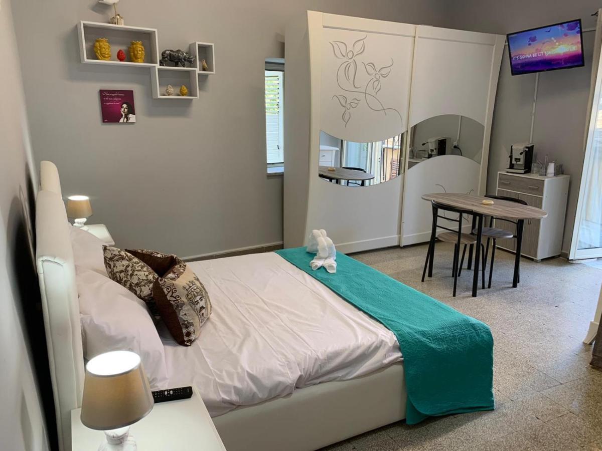 La Casetta Apartment แตร์มินิ อิเมเรเซ ภายนอก รูปภาพ